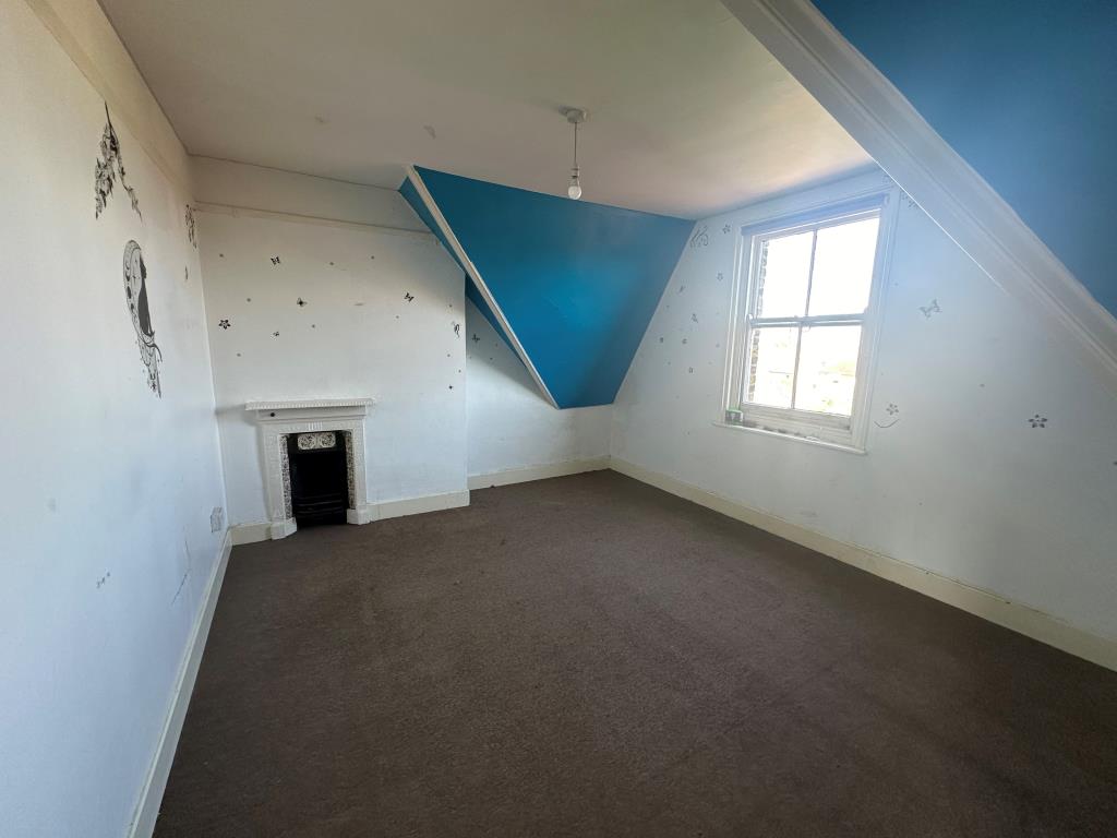 Lot: 88 - FREEHOLD BLOCK OF TWO LARGE THREE-BEDROOM FLATS - Maisonette bedroom two